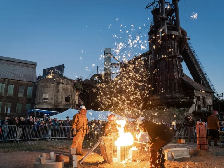 Performance Pour Crowd Festival of Combustion 2022 768x576