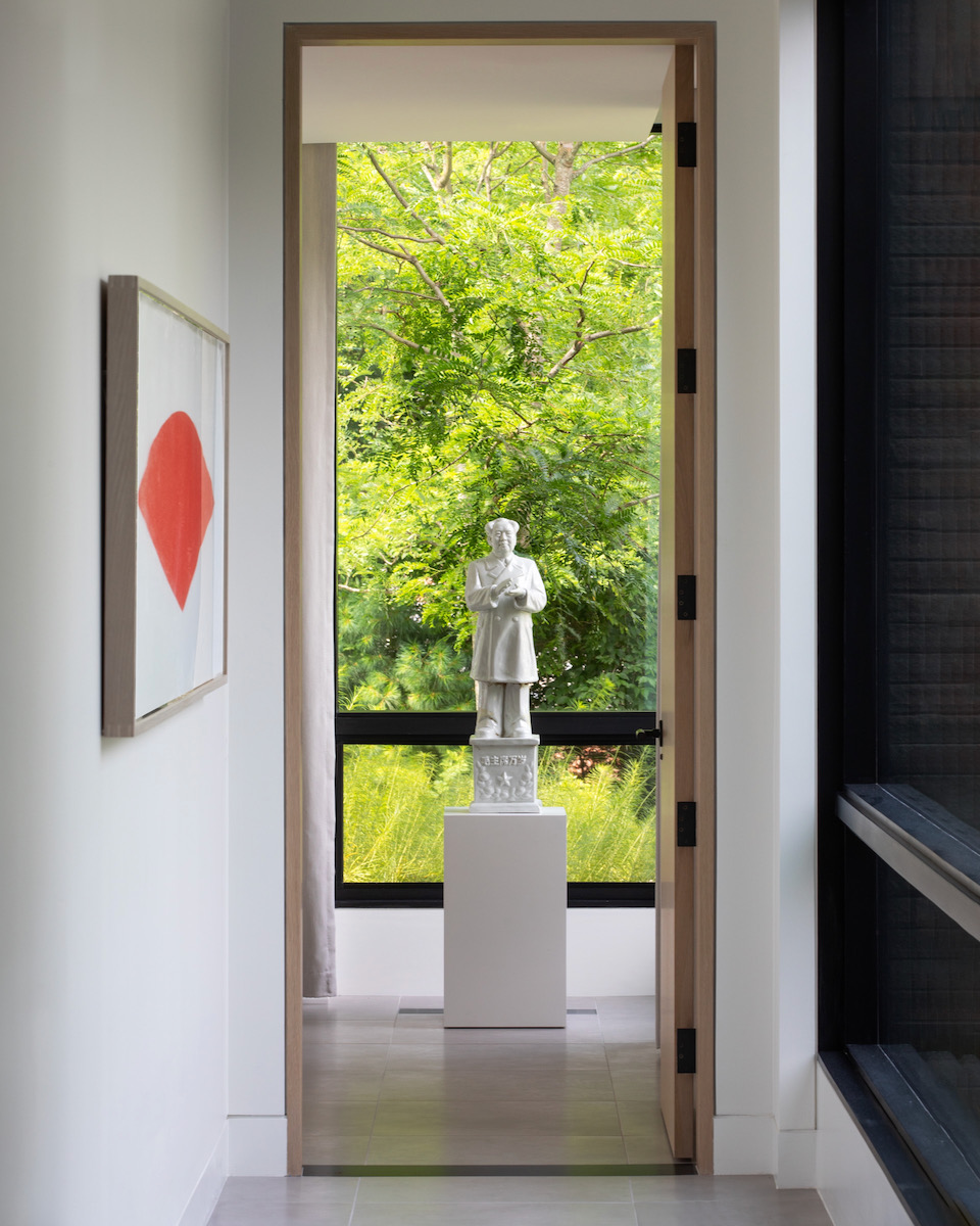 A statue of Mao Zedong in the doorframe of a country house