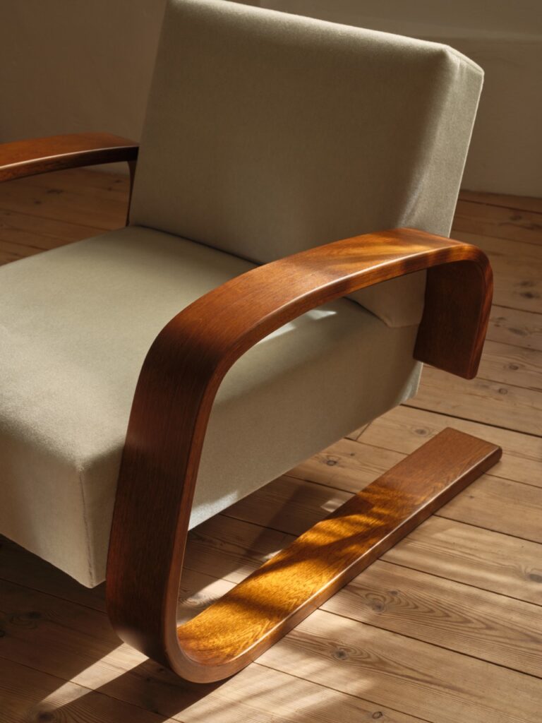 A chair with wood smooth arms.