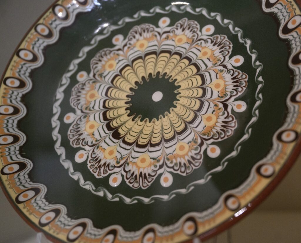 The ceilings of the Bulgarian Macedonian center in a swirling, oval pattern.