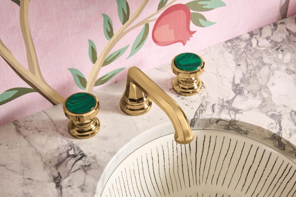 Faceted edges bring light into expressive wheel handles inlaid with malachite. The stone’s bands of bright and dark green form a hypnotic pattern, ensuring that no two handles are exactly alike.