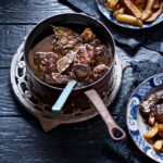 A pan of beef stew with beer and applestroop.