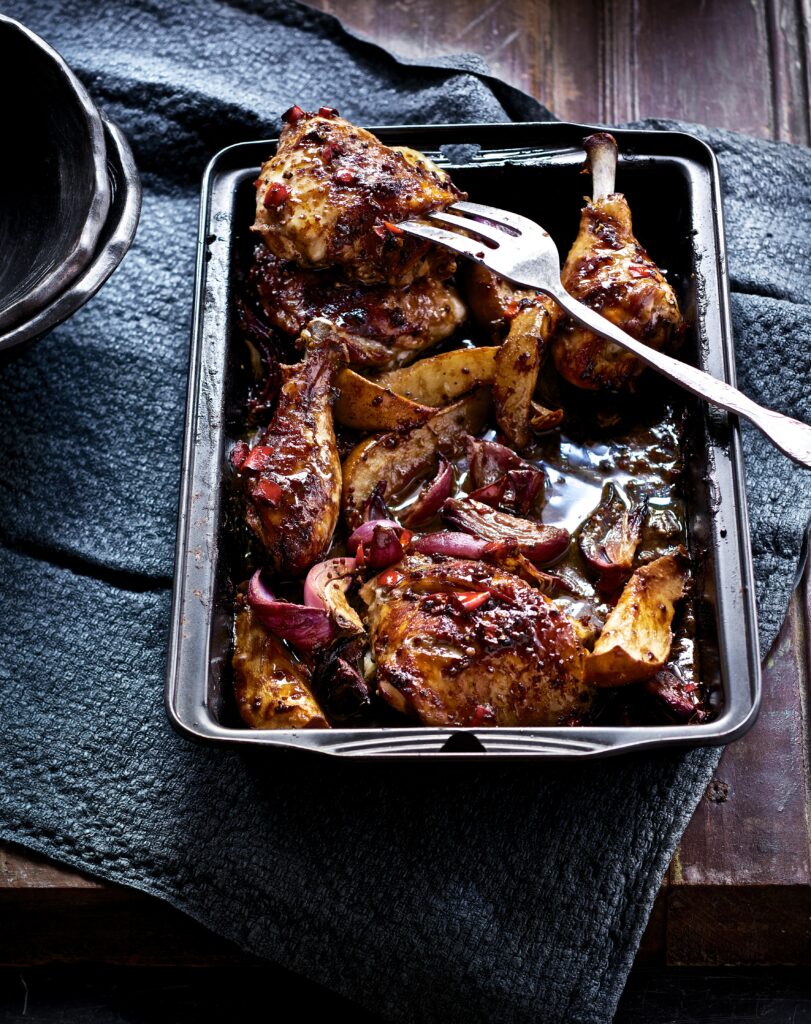 A pan full of chicken in mustard and applestroop.