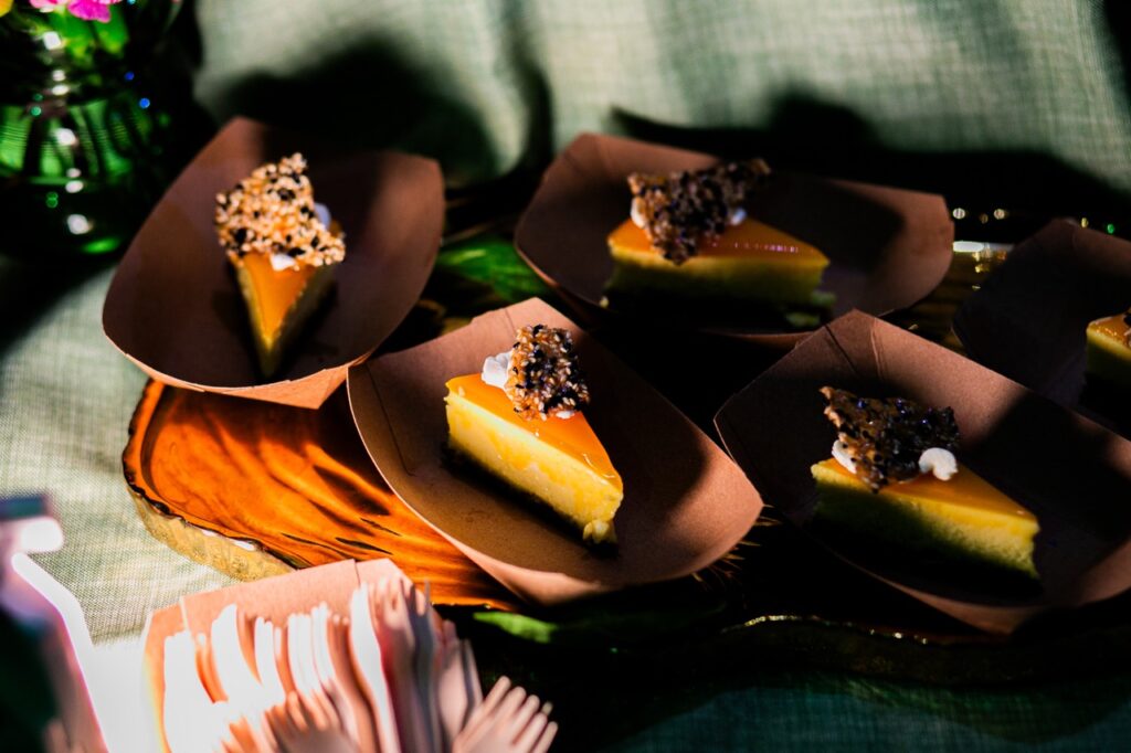 Boats of slices of cheesecake