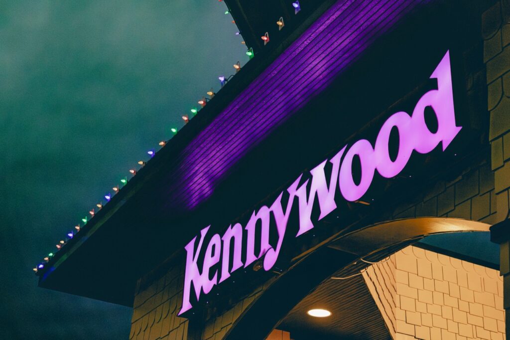 A lit Kennywood sign.