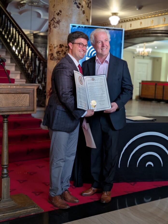 Music Director Manfred Honeck wit his contract beside Mayor Corey O'Connor.