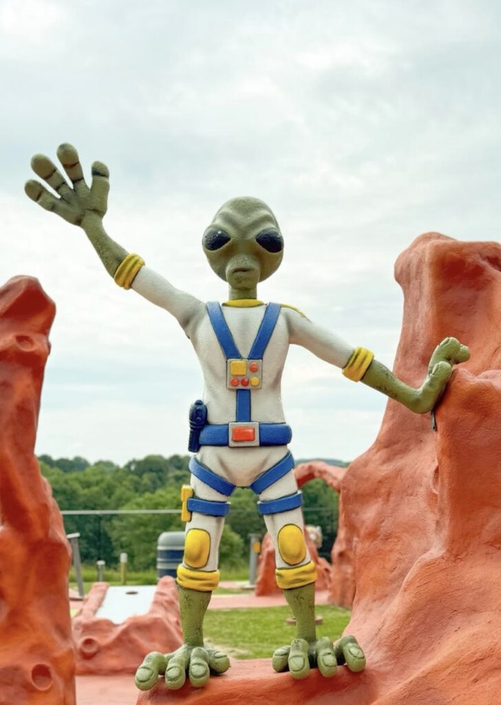 An alien statue between two statue canyons.
