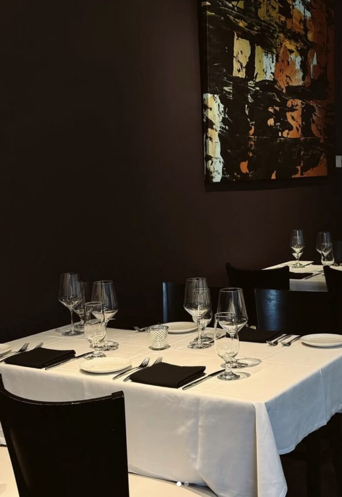 A table setting with wine glasses and napkins.