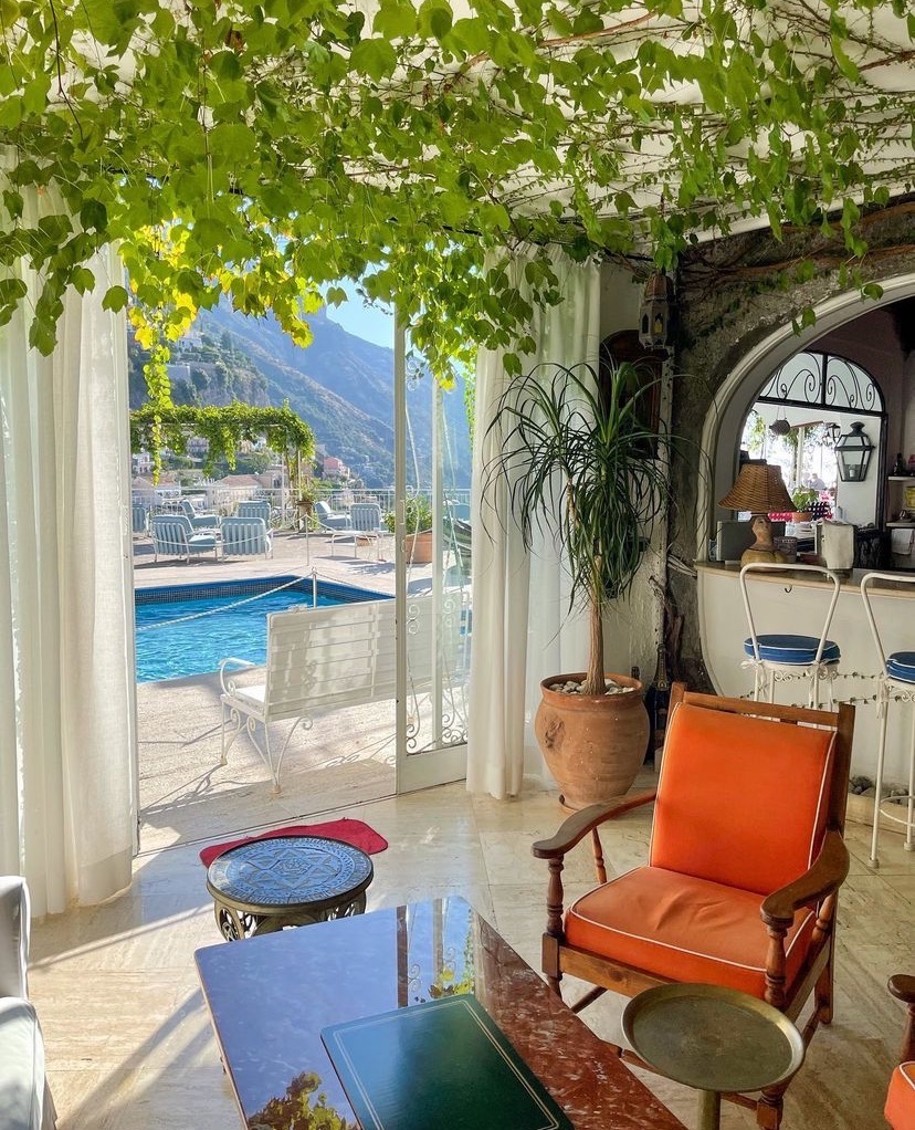 Hotel Poseidon Positano: outdoor seating area with pool view