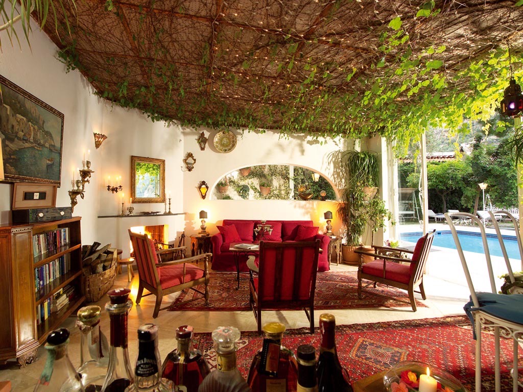 Hotel Poseidon Positano: Living room with pool view, vine-covered ceiling